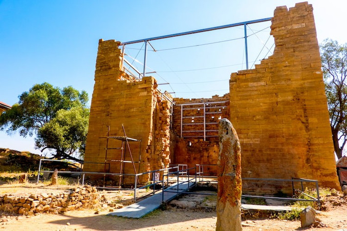  Là công trình đá cổ nhất Đông Phi. Đền Yeha được xây dựng vào thế kỷ 7 TCN bằng những khối đá ghép khít không dùng vữa. Ảnh: historyhit.com.