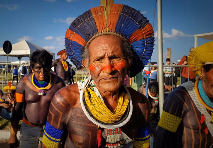  Nổi tiếng với nghệ thuật trang trí cơ thể độc đáo. Người Kayapo sử dụng màu nhuộm từ thực vật để vẽ lên cơ thể, vừa mang giá trị thẩm mỹ vừa thể hiện địa vị, độ tuổi và vai trò xã hội. Ảnh: kayapo.org.