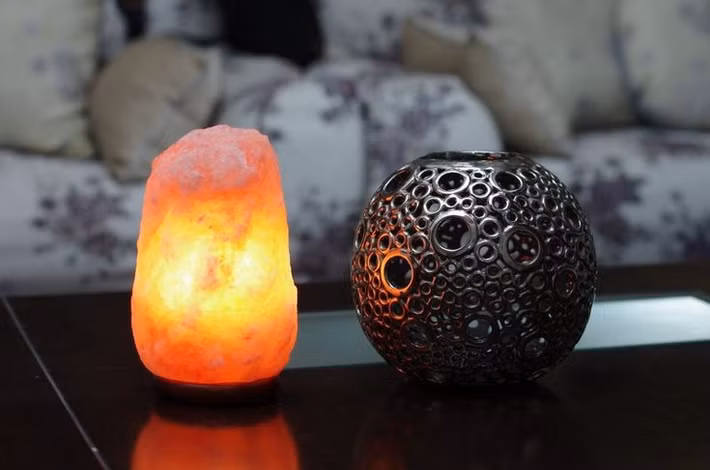  Đèn đá muối mang tính trang trí nhiều hơn. Việc cho rằng đèn đá muối ion hóa không khí vẫn gây tranh cãi, trong khi tác dụng trang trí và tạo ánh sáng ấm là rõ ràng hơn. Ảnh: Pinterest.