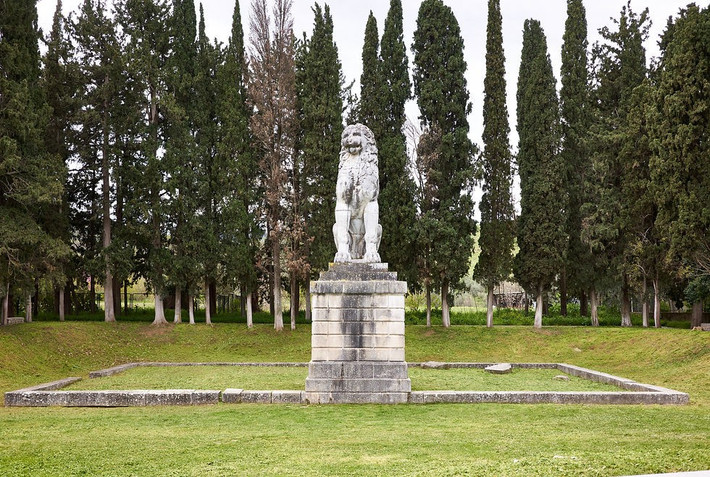  Ngôi mộ tập thể của họ được phát hiện vào thế kỷ 19. Di tích này được gọi là “Mộ Sư tử” ở Chaeronea, Hy Lạp. Ảnh: wixstatic.com.