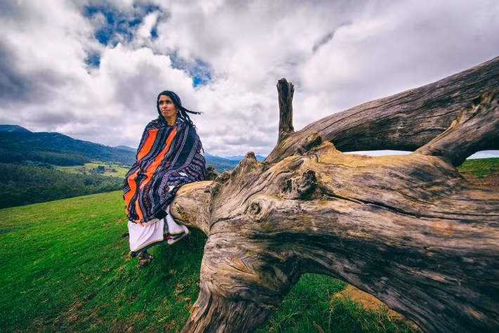  Tín ngưỡng mang màu sắc riêng biệt. Niềm tin tôn giáo của người Toda xoay quanh việc thờ trâu, các ngọn đồi thiêng và những vị thần bản địa, tạo nên một hệ thống tín ngưỡng khác hẳn với Ấn Độ giáo phổ biến xung quanh. Ảnh: Pinterest.