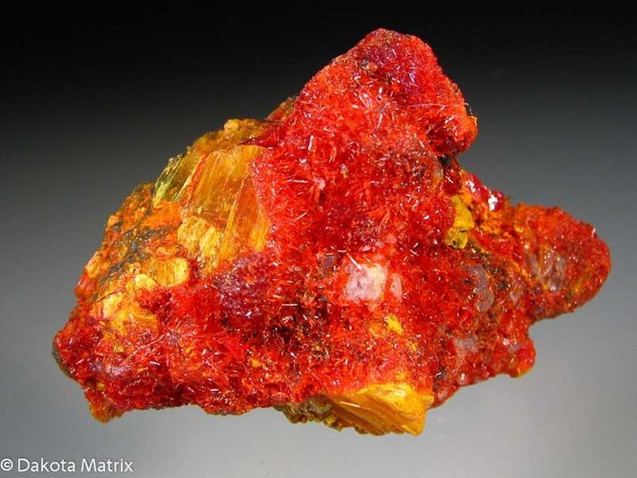  Thường hình thành trong môi trường thủy nhiệt. Khoáng vật này xuất hiện phổ biến gần các mạch quặng chứa asen, cùng với realgar, cinnabar và các khoáng vật sulfua khác. Ảnh: Pinterest.