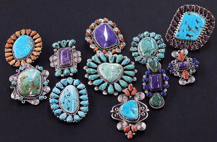  Trang sức bạc và đá ngọc lam (turquoise) rất đặc trưng. Những món đồ thủ công này trở thành biểu tượng văn hóa và nguồn thu nhập quan trọng của người Navajo. Ảnh: Pinterest.