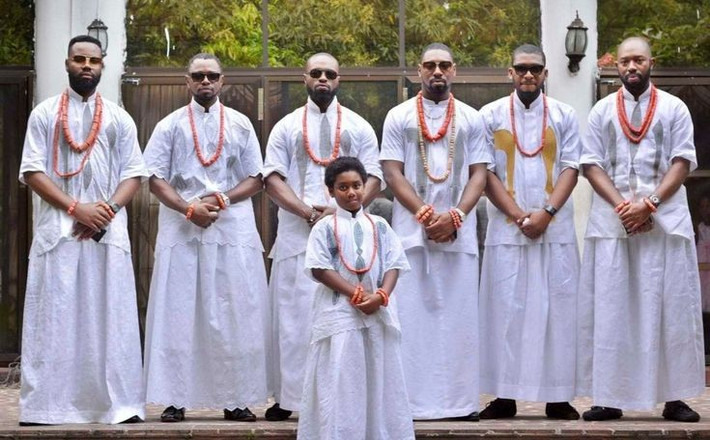  Giữ vai trò quan trọng trong chính trị hiện đại. Ngày nay, người Hausa – đặc biệt là nhóm Hausa-Fulani – có ảnh hưởng lớn trong đời sống chính trị Nigeria. Sự kết hợp giữa truyền thống và hiện đại giúp họ duy trì vị thế nổi bật ở Tây Phi. Ảnh: Pinterest.