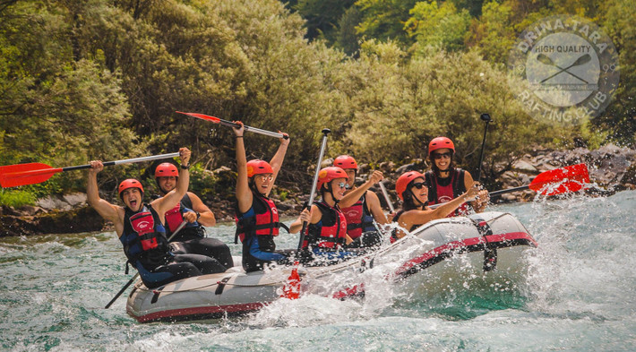  Là thiên đường cho các hoạt động mạo hiểm. Vườn quốc gia Durmitor thu hút du khách với các hoạt động trekking, leo núi, trượt tuyết mùa đông và chèo bè vượt thác trên dòng Tara xanh ngọc. Ảnh: Pinterest.