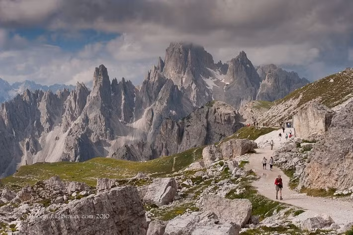  Hình thành từ san hô cổ đại. Hàng triệu năm trước, vùng núi Dolomites từng là đáy biển, nơi tích tụ xác san hô hóa thạch tạo nên đá dolomite. Ảnh: Pinterest.