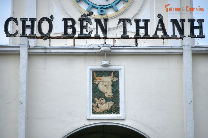 Tên “Bến Thành” gắn với lịch sử quân sự và thương mại Sài Gòn. Bến sông gần chợ xưa dùng để cho hành khách vãng lai và quân nhân vào thành Gia Định, vì vậy mới có tên gọi là Bến Thành, và khu chợ cũng có tên gọi là chợ Bến Thành.