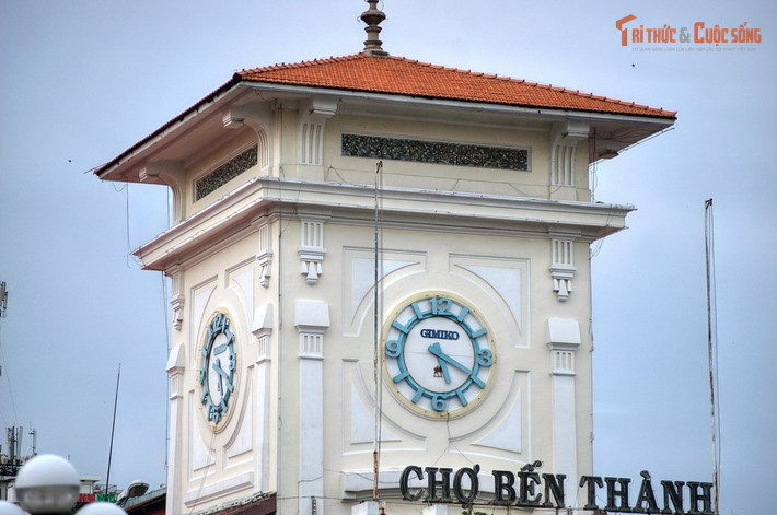 Tòa tháp đồng hồ biểu tượng. Tháp chính của chợ do người Pháp xây dựng với phong cách Pháp cổ điển, trở thành một trong những hình ảnh nhận diện của Sài Gòn.