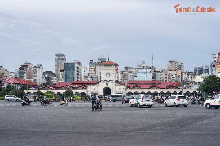 Chợ Bến Thành từng nằm sát bờ sông Sài Gòn. Khu chợ đầu tiên được dựng gần bến sông vào đầu thế kỷ 19, trước khi được dời về vị trí hiện nay vào năm 1912.