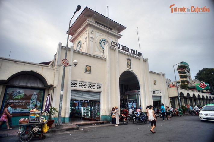 Chợ được xây bằng vật liệu nhập từ Pháp. Nhiều kết cấu thép và vật liệu hoàn thiện được đưa từ Pháp sang, khiến chợ có độ bền ấn tượng suốt hơn 100 năm.