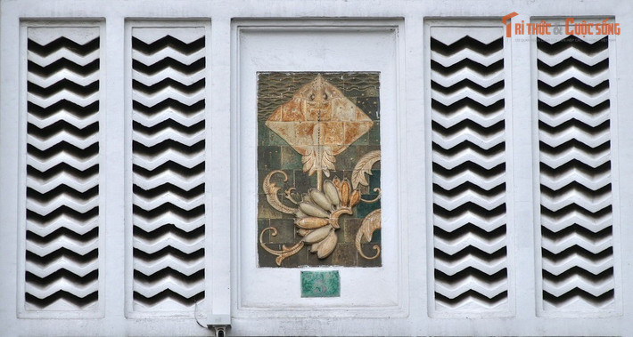 Những bức phù điêu tinh xảo. Một nét đặc sắc trong kiến trúc chợ Bến Thành là trên các cổng đều có những bức phù điêu gốm, mô tả các sản vật của miền Nam với hình con bò, con ngỗng, con cá đuối, nải chuối…