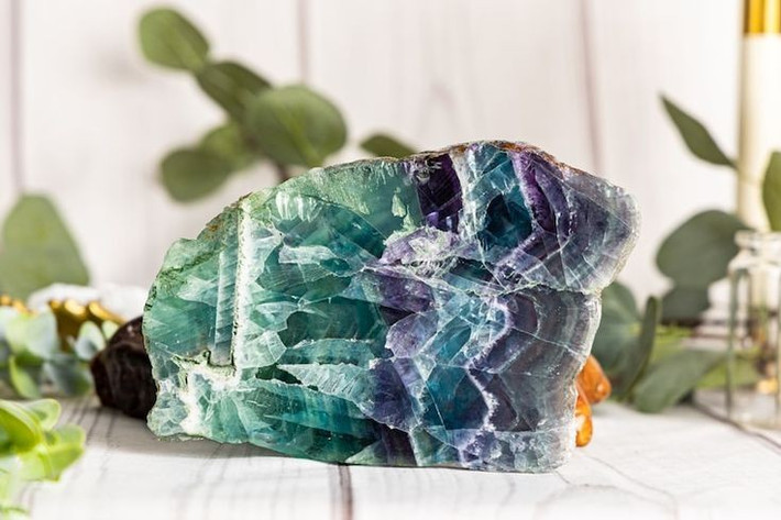  4. Nguồn gốc tên gọi. Tên “fluorite” xuất phát từ tiếng Latinh “fluere” nghĩa là “chảy”, do nó từng được dùng làm chất trợ dung trong luyện kim. Ảnh: Pinterest.
