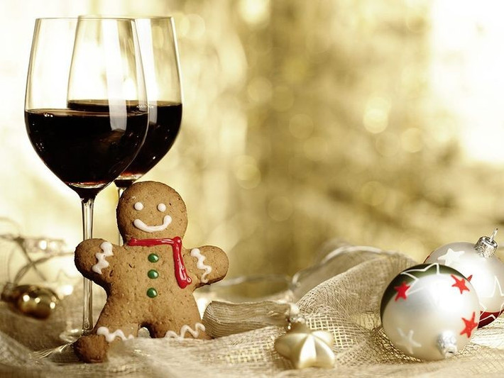  Rượu vang nóng pha hương liệu lan tỏa khắp châu Âu. Xuất hiện từ thời La Mã, rượu vang được hâm nóng với quế, đinh hương và cam, tượng trưng cho sự ấm áp trong mùa đông lạnh giá. Ảnh: Pinterest.