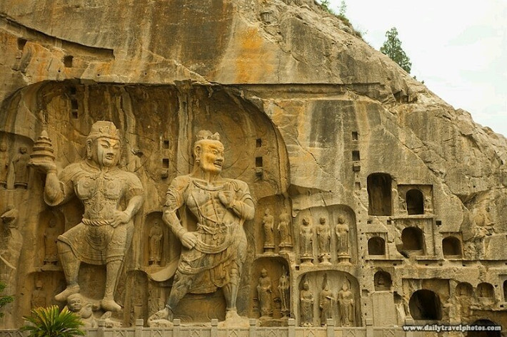  Bị hư hại qua thời gian. Nhiều tượng ở hang đá Long Môn bị phong hóa hoặc mất đầu do trộm cắp cổ vật. Ảnh: Pinterest.