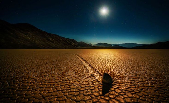  Thung lũng Chết và hiện tượng đá tự di chuyển. Tại Racetrack Playa thuộc Thung lũng Chết, nhiều tảng đá nặng hàng chục kilogram để lại những vệt dài trên mặt đất khô nứt, như thể chúng tự “đi bộ” mà không có tác động trực tiếp của con người hay động vật. Ảnh: Pinterest.