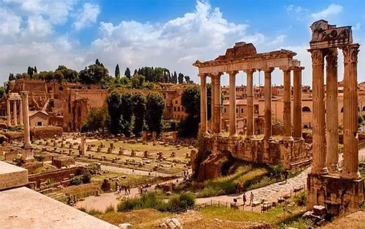  Gắn liền với cái chết của Julius Caesar. Sau khi bị ám sát năm 44 TCN, thi thể Julius Caesar được hỏa táng tại Công trường. Một đền thờ sau đó được dựng lên để tưởng niệm ông, biến nơi này thành điểm hành hương chính trị. Ảnh: Pinterest.