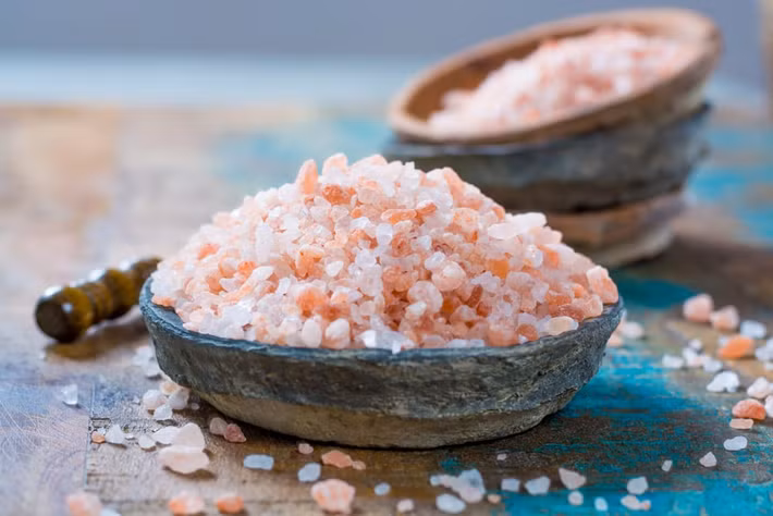  Đặc biệt ở hình ảnh, không phải phép màu. Đá muối hồng Himalaya hấp dẫn nhờ vẻ ngoài và câu chuyện tiếp thị, nhưng về khoa học, nó không có gì vượt trội so với muối thông thường. Ảnh: Pinterest.