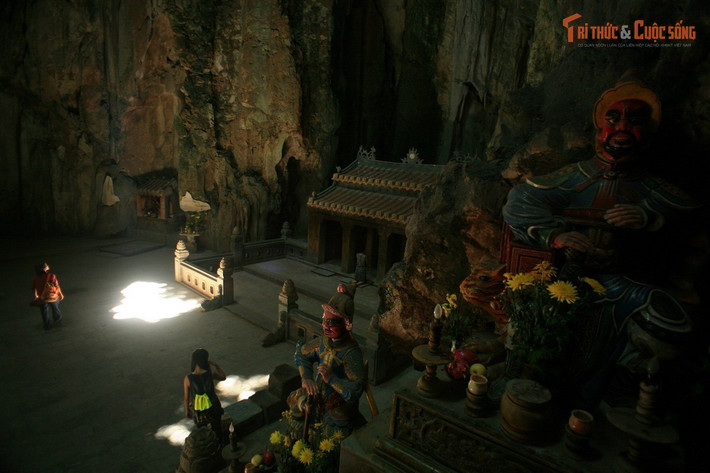 Động Huyền Không có ánh sáng tự nhiên huyền ảo. Cửa hang trên cao tạo hiệu ứng ánh sáng chiếu mang đầy sắc thái tâm linh.