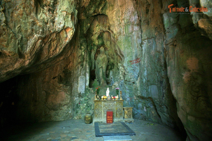 Có hệ thống hang động phong phú. Trong núi Thủy Sơn có nhiều động lớn nhỏ như Âm Phủ, Hoa Nghiêm, Tàng Chơn, Huyền Không...