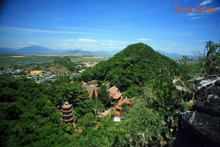 Thủy Sơn là ngọn núi lớn và đẹp nhất. Nơi đây có nhiều chùa và hang động nổi tiếng thu hút du khách.