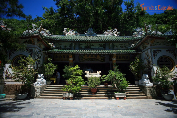 Chùa Linh Ứng Non Nước có lịch sử hơn 200 năm. Ngôi chùa nằm trên núi Thủy Sơn được xây dựng từ thời vua Minh Mạng, là một trong những ngôi chùa cổ nhất Đà Nẵng.