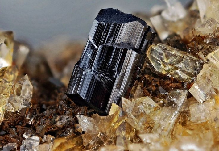  Đóng vai trò quan trọng trong công nghiệp. Rutile là nguyên liệu chính để sản xuất titan và bột màu titan trắng dùng trong sơn, nhựa và mỹ phẩm. Ảnh: Pinterest.