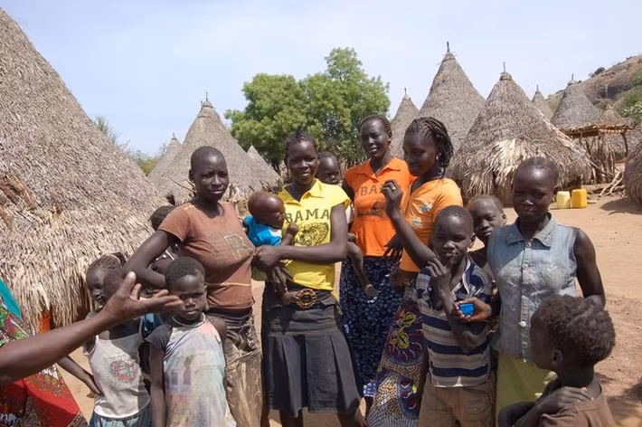  Tín ngưỡng truyền thống song song Kitô giáo. Dù nhiều người Dinka theo Kitô giáo ngày nay, tín ngưỡng bản địa thờ thần tối cao Nhialic và các linh hồn tổ tiên vẫn giữ vai trò quan trọng trong đời sống tinh thần. Ảnh: Pinterest.