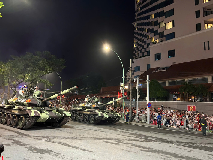 Rạng sáng ngày 2/9, trong không khí thiêng liêng của ngày hội lớn, các đoàn xe tăng, thiết giáp cùng nhiều khí tài hiện đại đã lần lượt tiến về Quảng trường Ba Đình để chuẩn bị cho Lễ kỷ niệm, diễu binh, diễu hành 80 năm Quốc khánh.