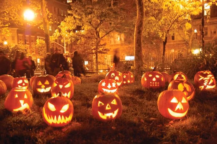  7. Hành trình vượt Đại Tây Dương và biến đổi ở Mỹ. Halloween được di dân Ireland mang sang Bắc Mỹ vào thế kỷ 10. Tại đây, nó dần mất đi yếu tố tôn giáo, trở thành một lễ hội giải trí với bí ngô, hóa trang và các trò chơi trẻ em. Quả bí ngô phát sáng (jack-o’-lantern) thay thế củ cải truyền thống của châu Âu, biểu tượng cho linh hồn lạc lối nhưng thân thiện. Ảnh: Pinterest.