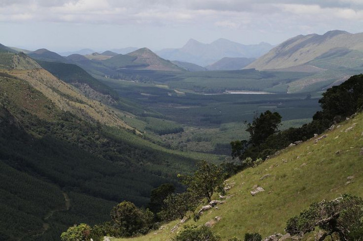  Cung cấp manh mối về khí quyển cổ đại. Các lớp đá trong dãy núi ghi lại thành phần khí quyển và đại dương hàng tỷ năm trước, giúp giới khoa học hiểu cách oxy dần xuất hiện và thay đổi môi trường sống toàn cầu. Ảnh: Pinterest.