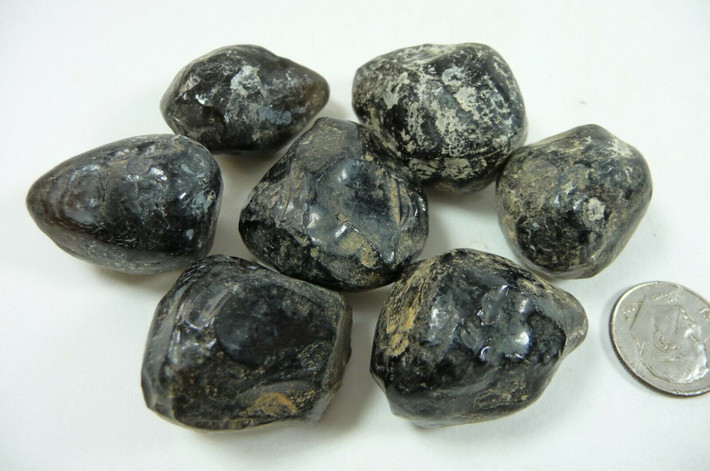  Có thể hình thành vòng tròn “giọt lệ”. Các viên obsidian tròn được tạo bởi gió khi dung nham bắn lên trời. Ảnh: website-files.com.