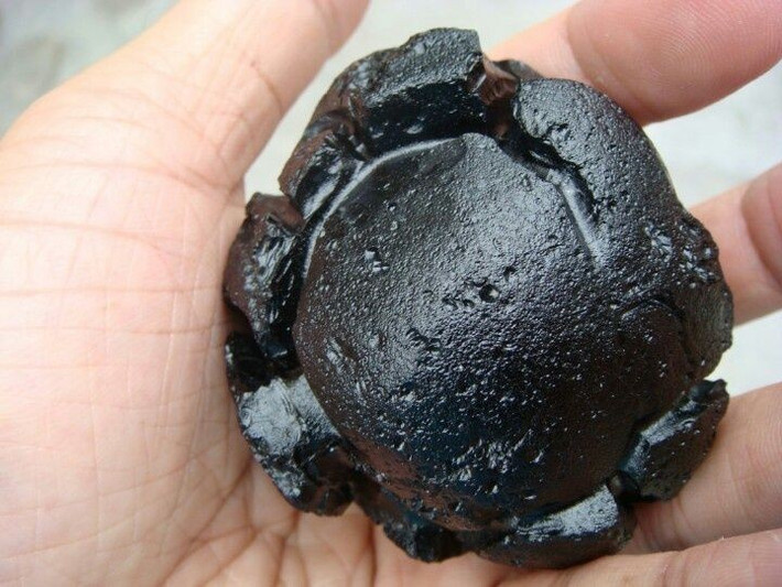  Hình dạng kỳ lạ. Do bị nóng chảy và làm nguội nhanh trong khí quyển, Tektite có hình giọt nước, hình cầu hoặc các dạng không đều độc đáo. Ảnh: Pinterest.