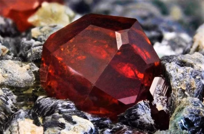  Painite – từng là khoáng vật hiếm nhất thế giới. Painite trong nhiều thập kỷ chỉ được tìm thấy ở Myanmar với số lượng rất ít, đến mức giới khoa học từng chỉ ghi nhận chưa đến 20 tinh thể. Ảnh: Pinterest.