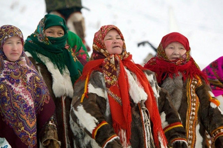  Nói ngữ hệ Ural hiếm hoi. Tiếng Mansi nằm trong nhóm ngôn ngữ Ural, có họ hàng xa với tiếng Hungary, phản ánh những mối liên hệ cổ đại giữa các cộng đồng từng di cư rộng khắp lục địa Á–Âu. Ảnh: Pinterest.