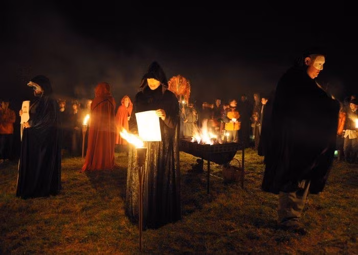  3. Biểu tượng ngọn lửa và mặt nạ ma quỷ. Trong Samhain, ngọn lửa mang ý nghĩa xua tan bóng tối và bảo vệ con người khỏi các linh hồn lang thang. Những chiếc mặt nạ được đeo để “đánh lừa” ma quỷ, khiến chúng nhầm lẫn con người với linh hồn khác. Đây là nguồn gốc của tục đeo mặt nạ ma quỷ vào dịp Halloween. Ảnh: Pinterest.