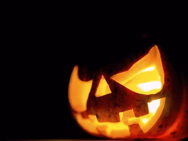  Truyền thuyết về Jack O’Lantern. Câu chuyện nổi tiếng nhất đêm Halloween kể về Jack – kẻ keo kiệt lừa được cả quỷ dữ và bị nguyền rủa lang thang mãi mãi. Không được lên thiên đàng cũng chẳng xuống địa ngục, Jack chỉ có ngọn đèn trong quả bí rỗng soi đường. Biểu tượng ấy trở thành chiếc đèn bí ngô phát sáng – dấu hiệu cho linh hồn cô độc trong đêm Halloween. Ảnh: Pinterest.