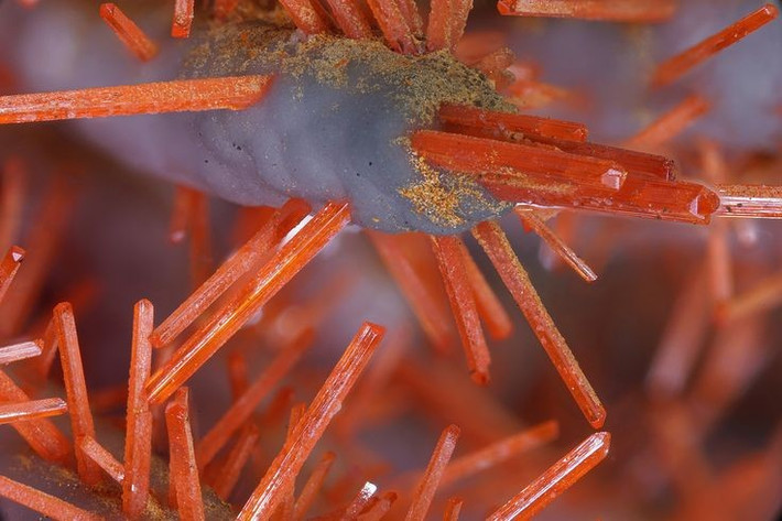  Được phát hiện từ thế kỷ 18. Khoáng vật này góp phần giúp các nhà hóa học nghiên cứu tính chất của crom. Ảnh: Pinterest.