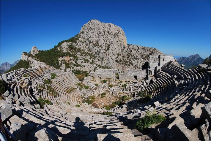 Nhà hát Termessos là một trong những nhà hát cổ ấn tượng nhất Anatolia. Nhà hát được xây dựng sát mép núi, từ đây có thể phóng tầm mắt bao quát thung lũng rộng lớn và dãy núi trùng điệp bên dưới. Ảnh: Pinterest.