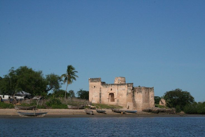 Đảo Kilwa Kisiwani từng là thủ đô của một vương quốc hùng mạnh. Từ thế kỷ 9 đến 16, nơi đây là trung tâm thương mại lớn nhất Đông Phi, giao thương với Ả Rập, Ấn Độ và Trung Hoa. Ảnh: Pinterest.