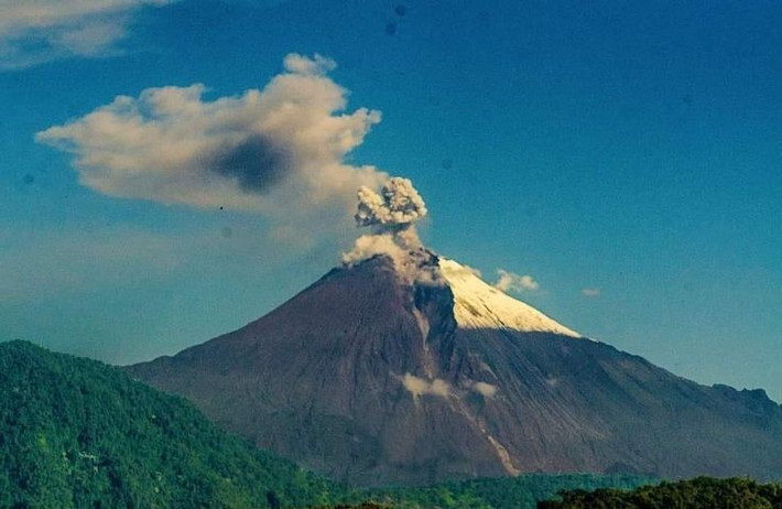 Ba ngọn núi lửa khổng lồ. Nơi đây có ba núi lửa chính: Tungurahua, Altar và Sangay – trong đó Sangay vẫn hoạt động mạnh. Ảnh: Pinterest.