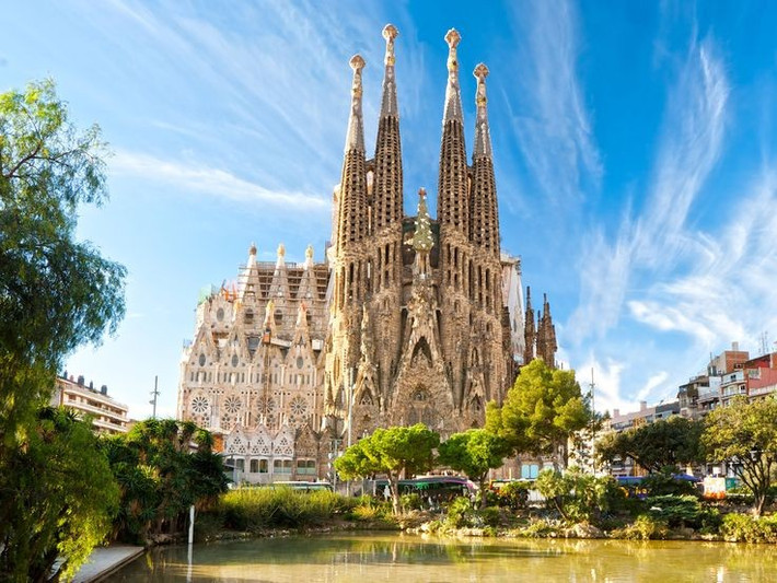  Sagrada Família. Vương cung thánh đường Sagrada Família là công trình nổi tiếng nhất của Antoni Gaudí, khởi công năm 1882 và đến nay tiếp tục hoàn thiện. Kiến trúc kết hợp phong cách Gothic và Art Nouveau, với các tháp nhọn vươn cao cùng mặt tiền chạm khắc tinh xảo kể lại câu chuyện Kinh Thánh. Ảnh: Pinterest.
