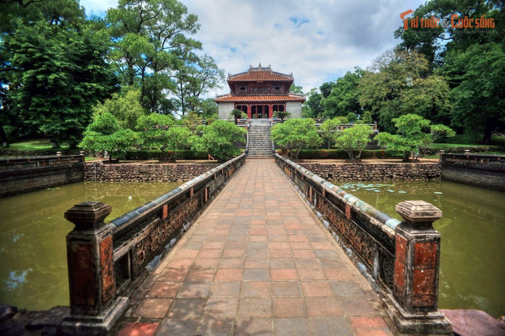 Quy hoạch theo trục thần đạo hoàn chỉnh. Lăng được bố trí trên một trục đối xứng nghiêm ngặt, phản ánh tư tưởng vương quyền và trật tự Nho giáo.