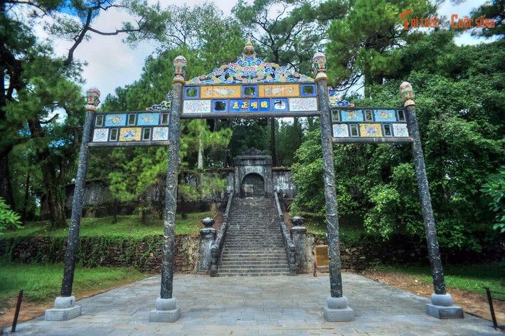 Biểu hiện rõ quan niệm trị quốc của nhà vua. Không gian lăng thể hiện lý tưởng quân chủ tập quyền và đạo lý trị vì nghiêm cẩn.