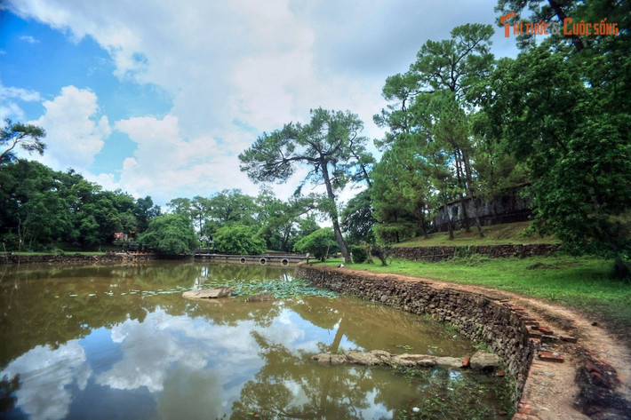 Hệ thống hồ nước và cầu đá dày đặc. Nước được sử dụng như yếu tố điều hòa không gian và biểu trưng cho sự hài hòa âm dương.