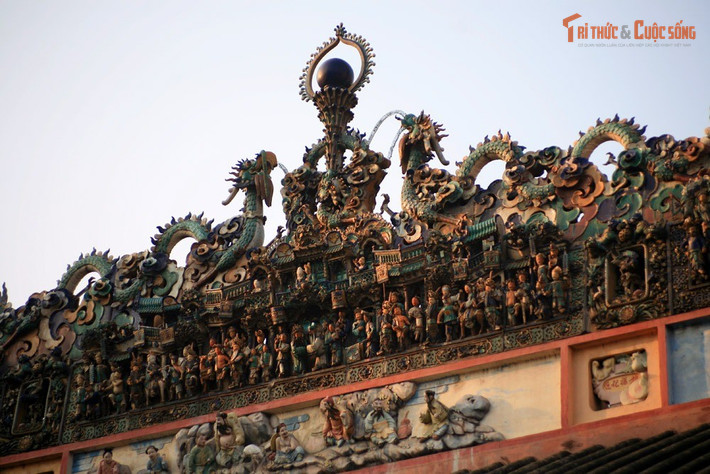 Kiến trúc mang đậm dấu ấn Quảng Đông. Chùa có mái ngói uốn cong, họa tiết chạm khảm sành sứ và các mảng phù điêu kể chuyện dân gian truyền thống của người Quảng Đông.