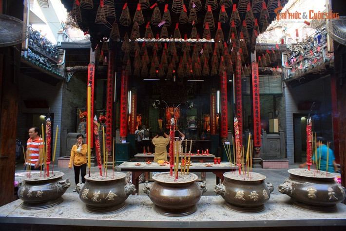 Không gian linh thiêng giữa lòng đô thị. Nằm giữa phố phường nhộn nhịp, chùa vẫn giữ được sự trầm lắng và hương khói cổ kính khiến du khách có cảm giác như bước vào cõi tâm linh thanh tịnh.