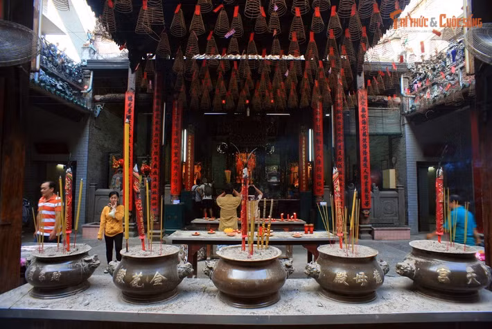 Không gian linh thiêng giữa lòng đô thị. Nằm giữa phố phường nhộn nhịp, chùa vẫn giữ được sự trầm lắng và hương khói cổ kính khiến du khách có cảm giác như bước vào cõi tâm linh thanh tịnh.