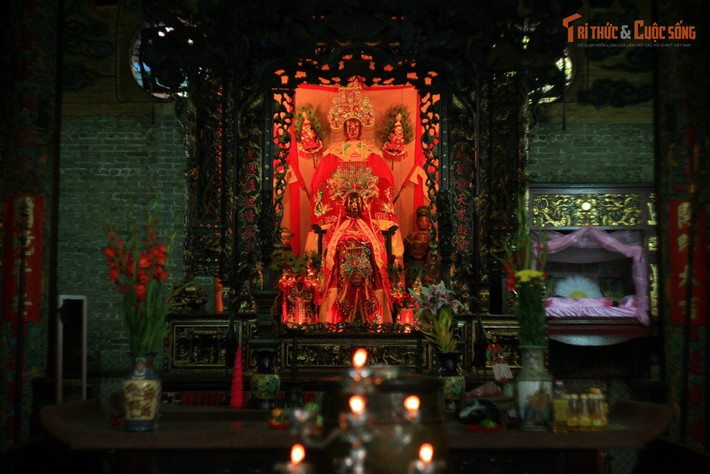 Thờ nữ thần biển bảo hộ người đi biển. Bà Thiên Hậu được thờ tại đây là vị nữ thần che chở cho ngư dân và thương nhân vượt biển, phản ánh vai trò của thương mại đường biển trong cộng đồng người Hoa xưa.