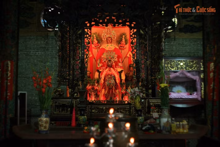 Thờ nữ thần biển bảo hộ người đi biển. Bà Thiên Hậu được thờ tại đây là vị nữ thần che chở cho ngư dân và thương nhân vượt biển, phản ánh vai trò của thương mại đường biển trong cộng đồng người Hoa xưa.