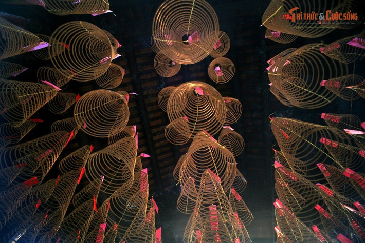 Hàng trăm vòng nhang khổng lồ treo suốt năm. Các vòng nhang lớn được treo trong điện chính, mỗi vòng có thể cháy từ vài ngày đến vài tuần, mang ý nghĩa cầu bình an.